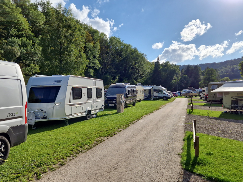 Camping Südeifel biedt plek voor allerlei kampeeraccomedaties. Van tenten tot caravans tot campers en meer. Geruime plekkem met keuze via onze website.
