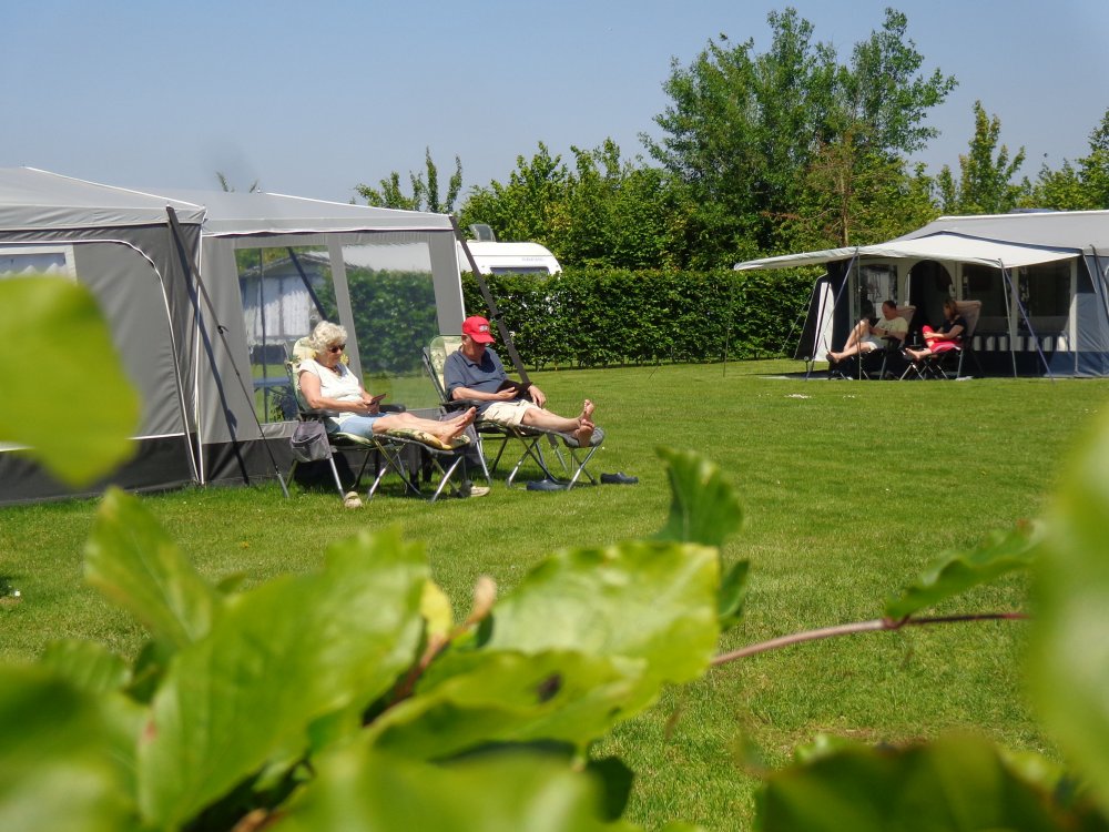 Mooie ruime kampeerplaatsen op Camping De Lage Werf in Den Bommel.