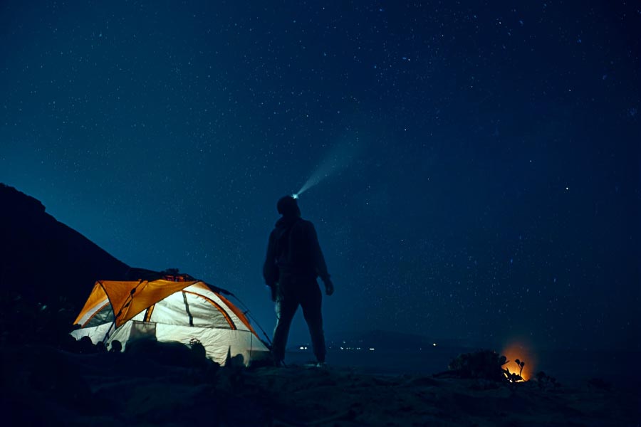 uitzicht kamperen in de nacht